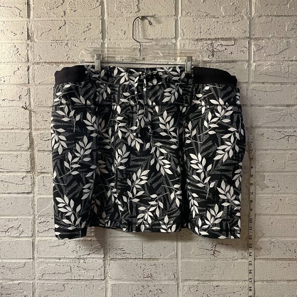 AVE Leisure Plus Size 22/24 Black & White Leaf Print Skort - Picture 1 of 12